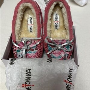 NWT MINNET TONAK TODDLER SLIPPERS SIZE toddler 7.